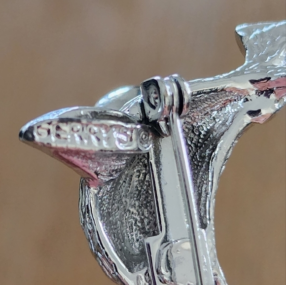 Vintage Gerry’s Signed Seal Brooch Silvertone Blue Moonglow Bead - Picture 4 of 4